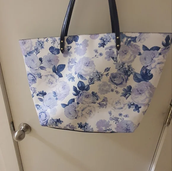 Victoria's Secret Blue & White Floral Carryall Tote Bag Spring 2022 Limited Ed. - Picture 5 of 8